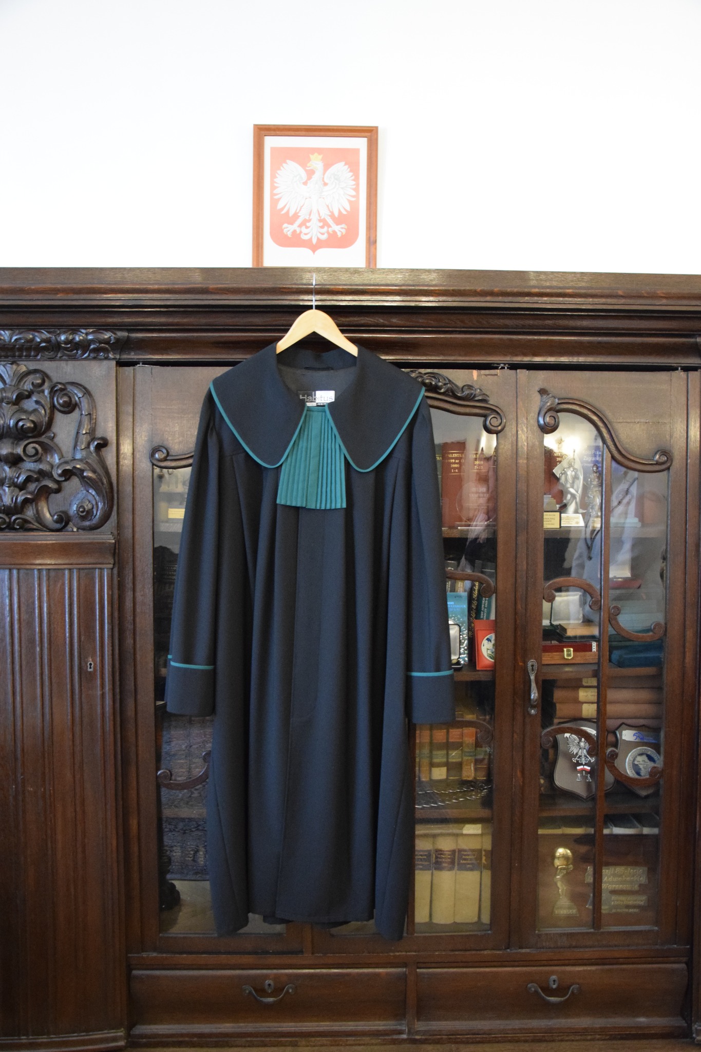 Symboliczne przekazanie togi dziekańskiej